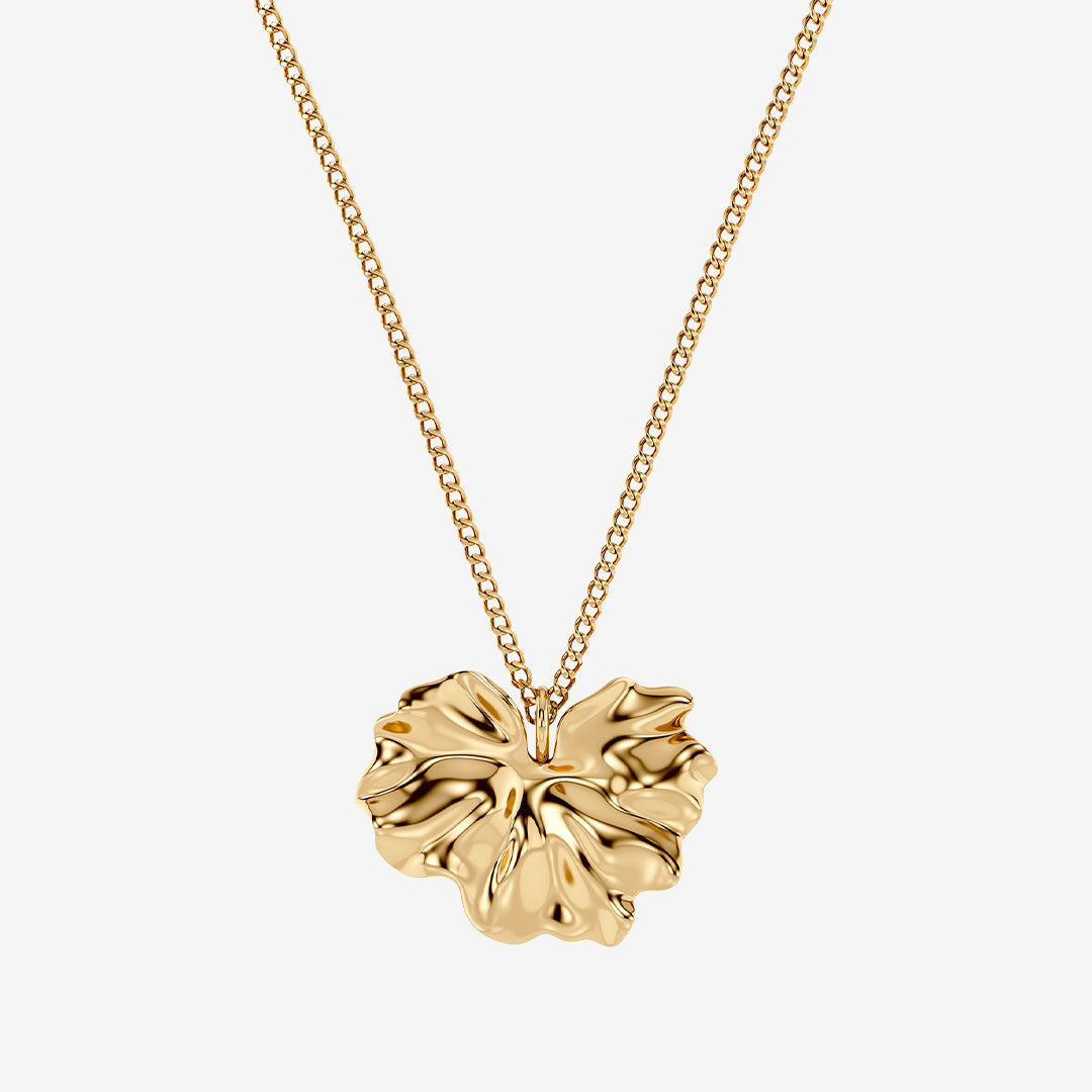 Gerana Necklace S Gold halsband i guldpläterat rostfritt stål med stiliserat blomblad