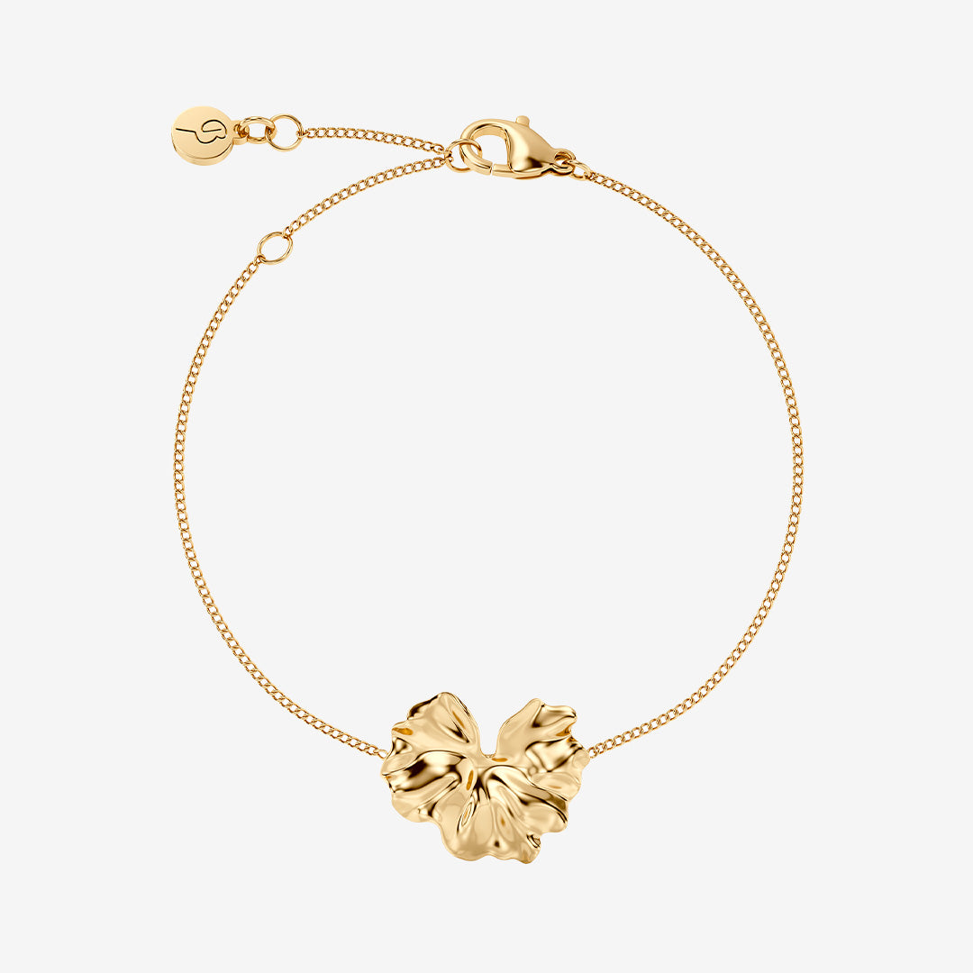 Gerana Bracelet armband i 14K guldplätering med stiliserat blomblad fäst mitt på kedjan