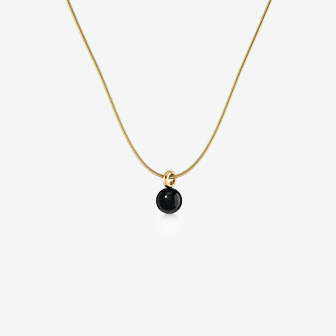 Guldpläterat halsband med rund svart onyx sten som hänge