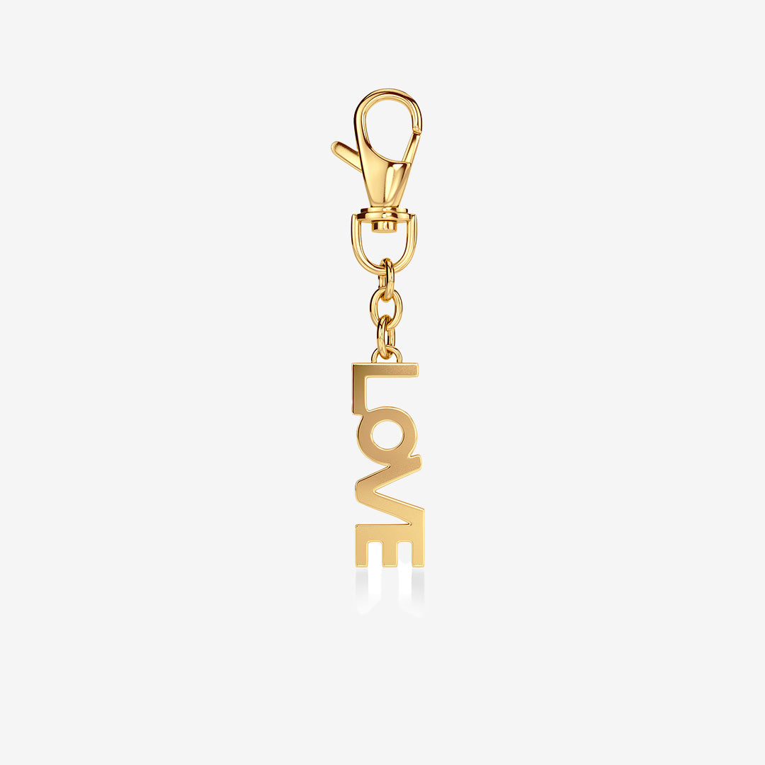 Love bag charm gold – stora blanka bokstäver i 14K guldplätering som väskaccessoar