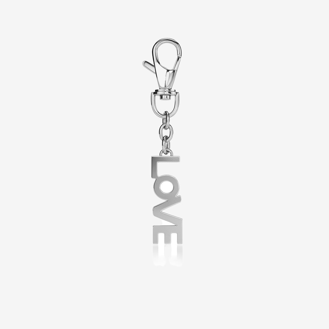 Love bag charm steel – stora blanka bokstäver i rostfritt stål som väskaccessoar