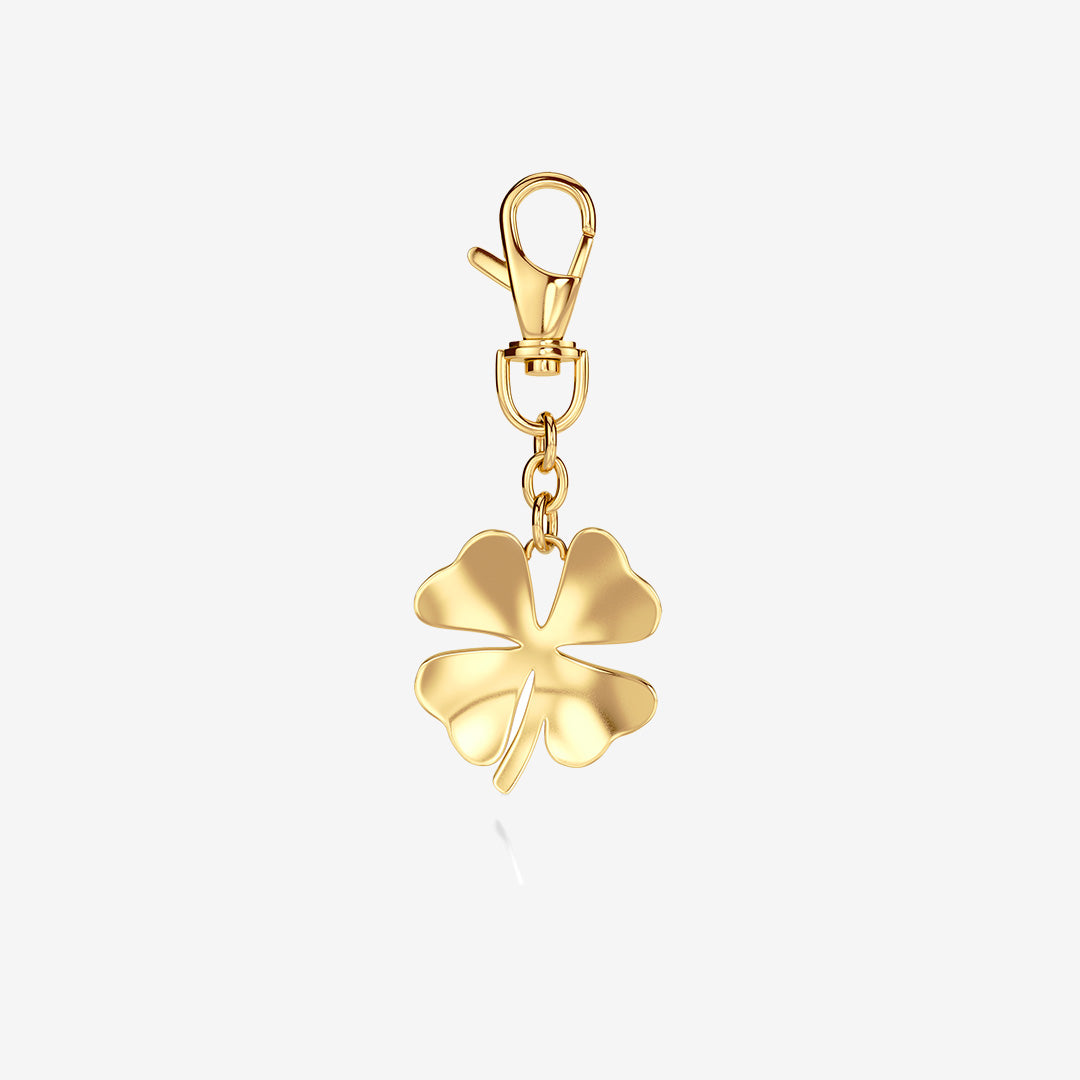 Lucky bag charm gold – blank fyrklöver i 14K guldplätering som väskaccessoar