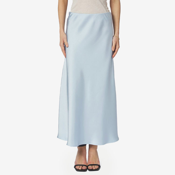 Neo Noir Bovary Skirt light blue lång satin kjol för dam med snedskuren passform
