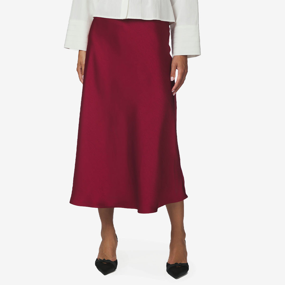 Neo Noir Bovary Skirt i Dark red, lång mörkröd satinkjol med mjukt fall, skråskuren silhuett och elastisk midja.