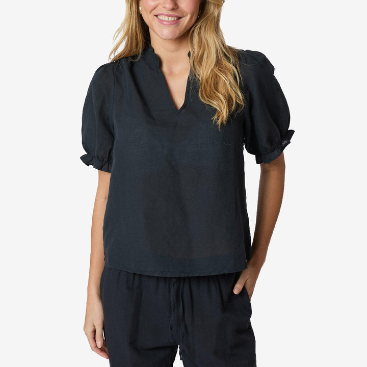 Neo Noir navy blus med volanger vid krage och axlar samt puffärmar