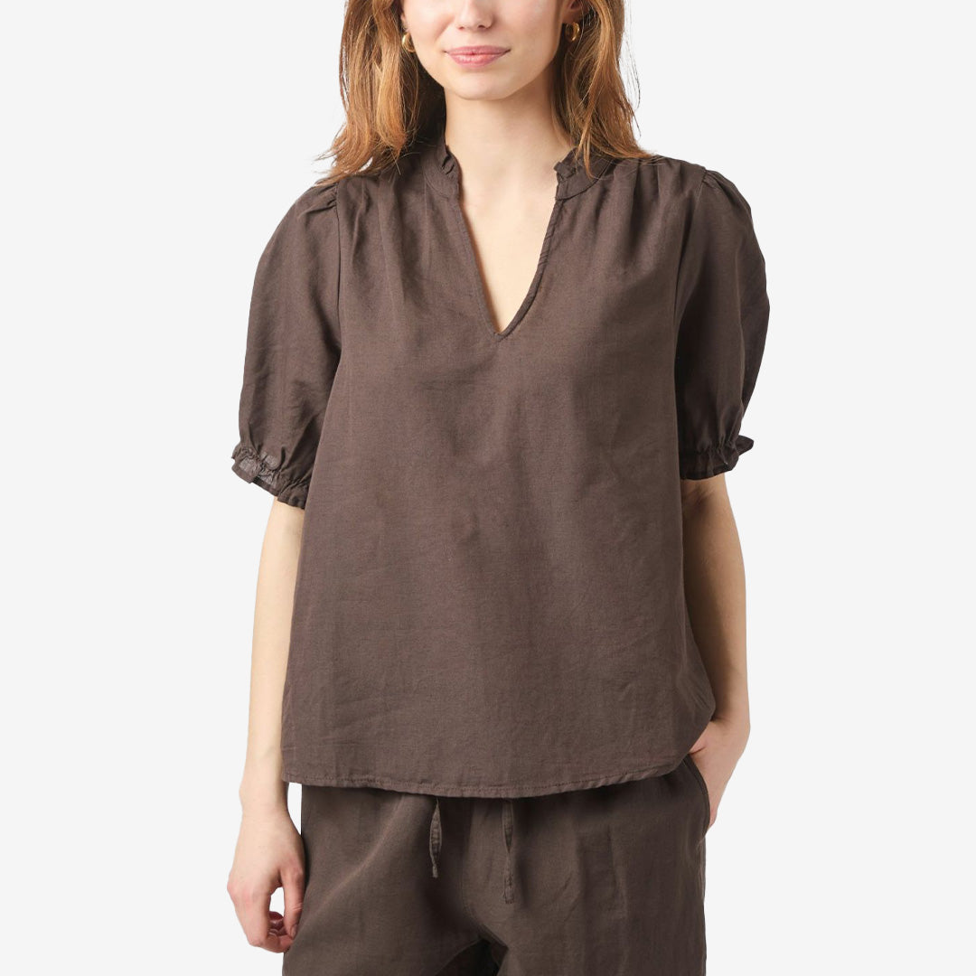 Odesa Linen Blouse i mörkbrun färg, kortärmad blus i bomull och linne med volangdetaljer och puffärm.