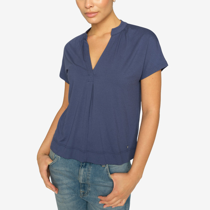 Crown Blue MMShira Tee med v-ringning, mjuka veck och avslappnad passform