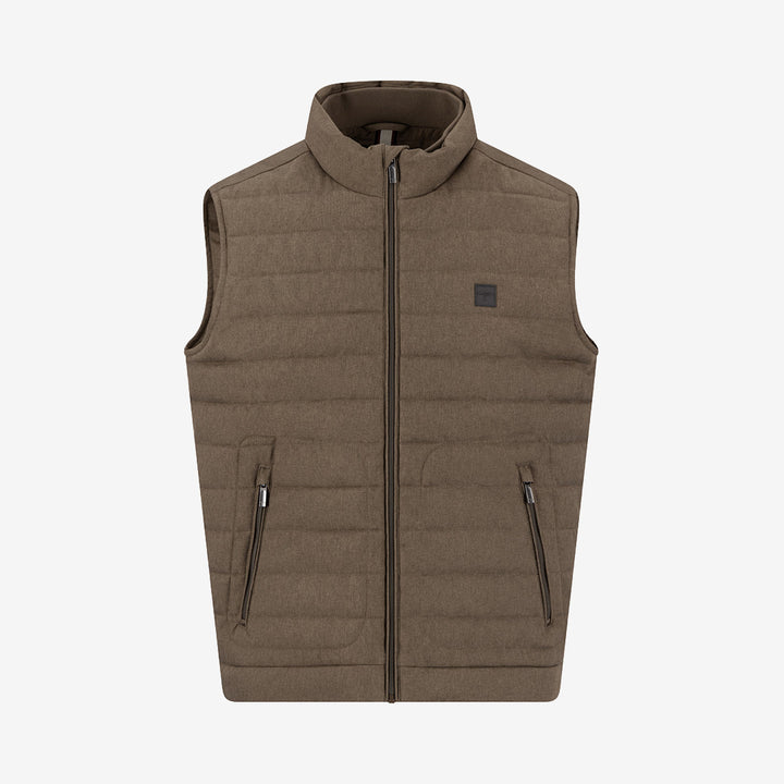 Fynch Hatton Melange Vest väst i Earth med melerad struktur och stilren design.