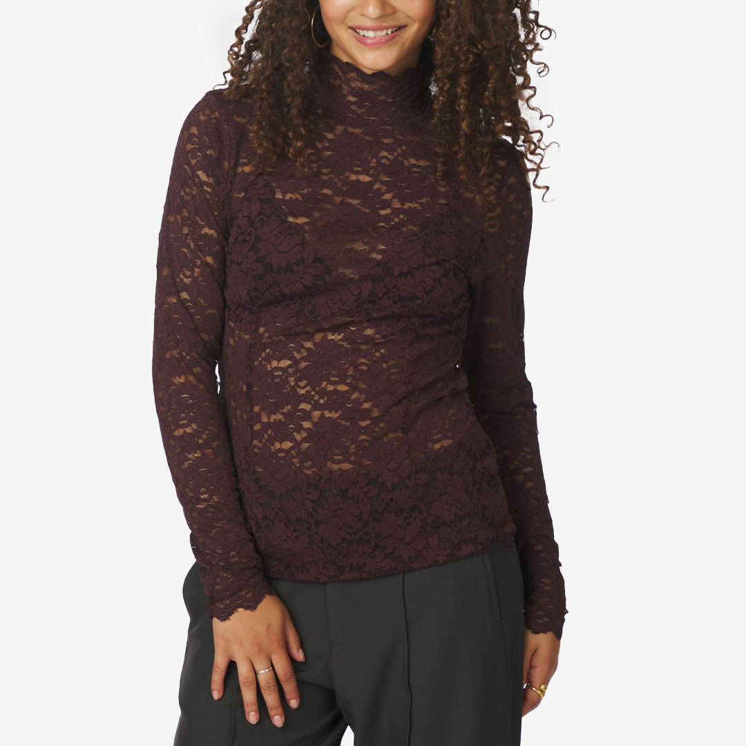 Blus i vinröd stretchspets med hög hals och knapp i nacken – Liza Laceflower