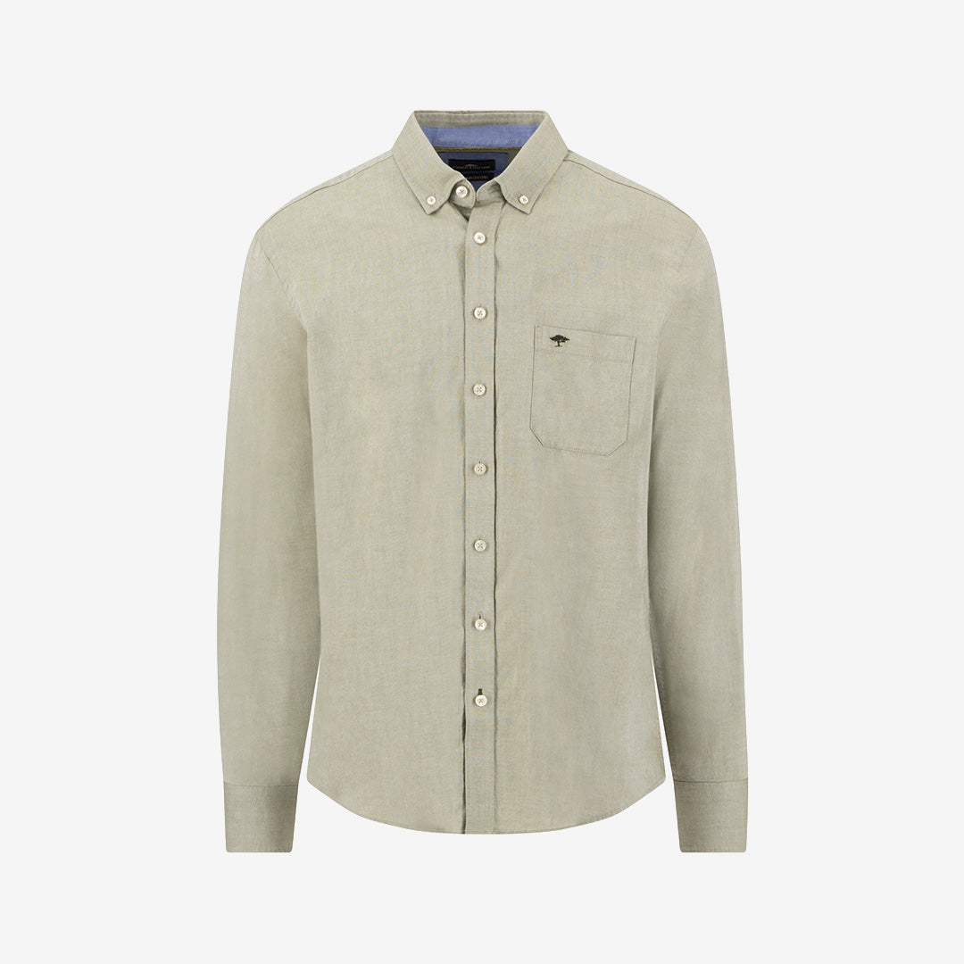 Fynch Hatton Washed Oxford Solid B.D. skjorta i Moss med klassisk button down-krage och tvättad bomullskvalitet.
