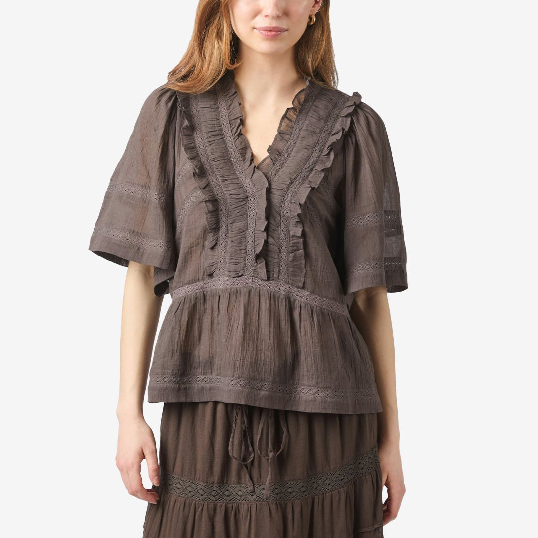 Evienne S Voile Top i mörkbrun färg, blus i bomull med utsvängda ärmar och banddetaljer.