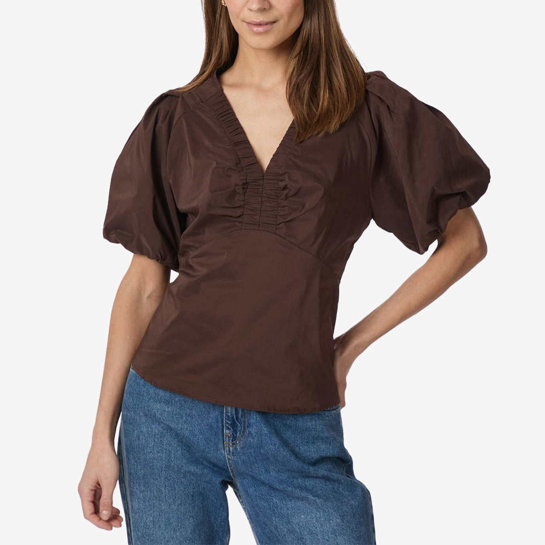 Irina Poplin Blouse i chokladbrun färg, figursydd blus i bomullsblandning med detaljerad krage och korta ärmar.