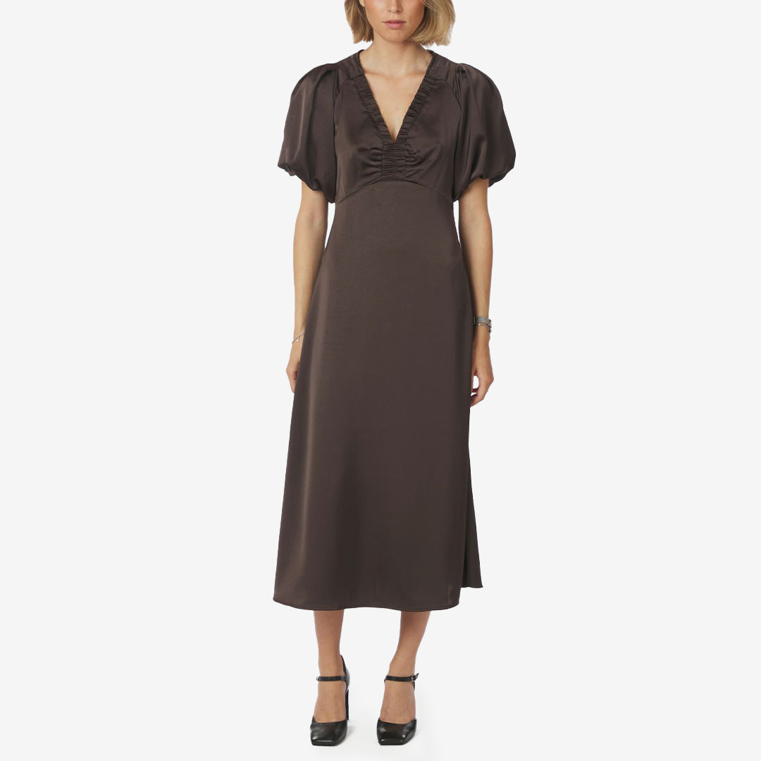 Illana Heavy Sateen Dress dark brown – ankel-lång klänning i mörkbrunt satin med V-hals och puffärmar