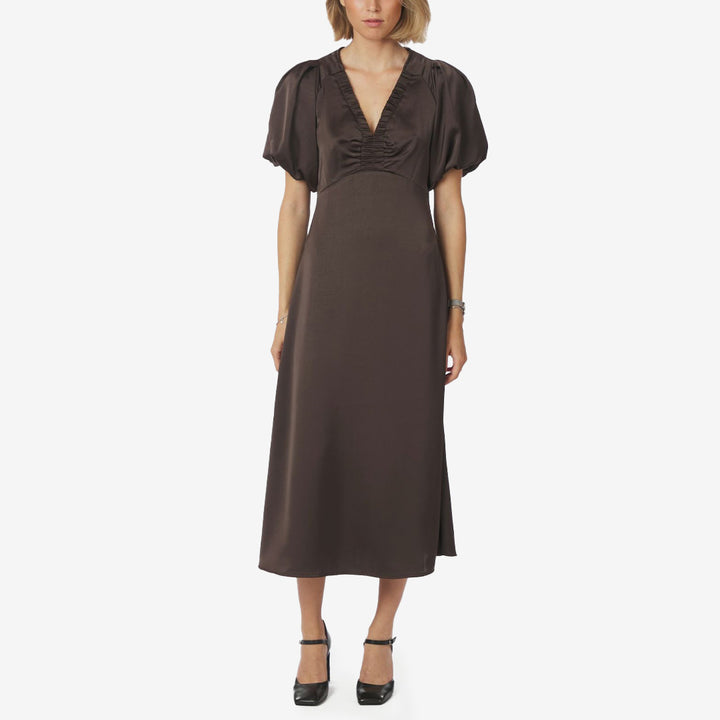 Illana Heavy Sateen Dress dark brown – ankel-lång klänning i mörkbrunt satin med V-hals och puffärmar