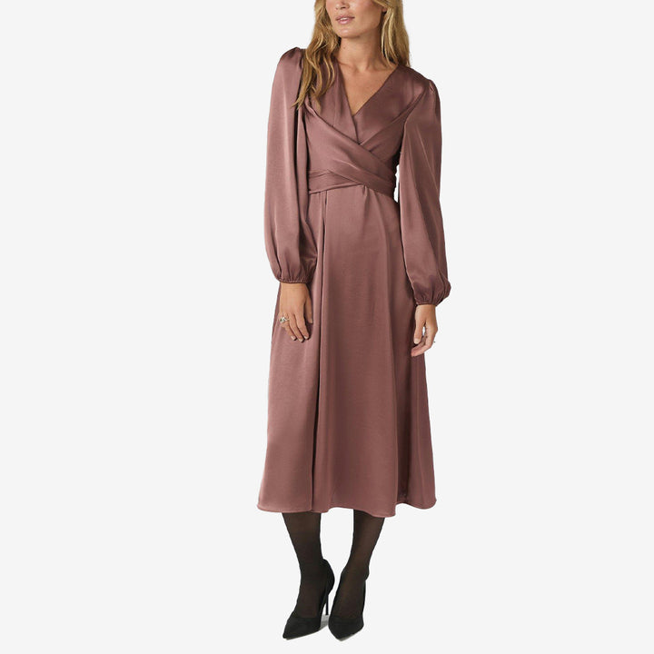 Mörkrosa satinklänning med omlottdesign i midjan och elegant siluett