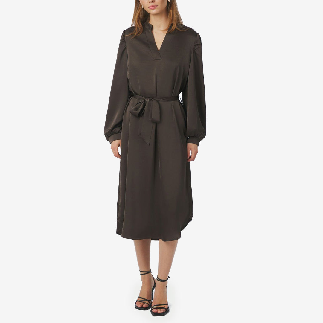 Rolana sateen dress dark brown – lång mörkbrun klänning i satin med bältesdetalj