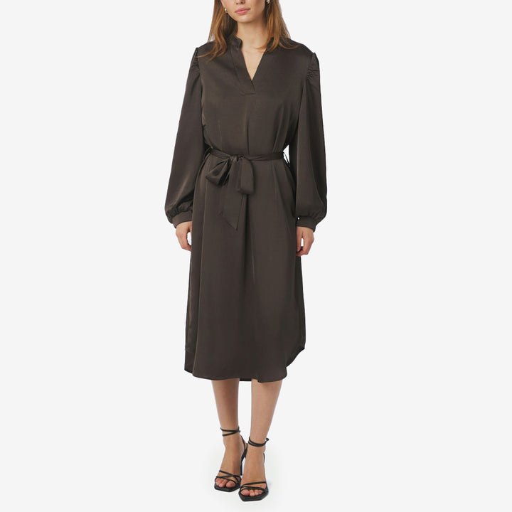 Rolana sateen dress dark brown – lång mörkbrun klänning i satin med bältesdetalj
