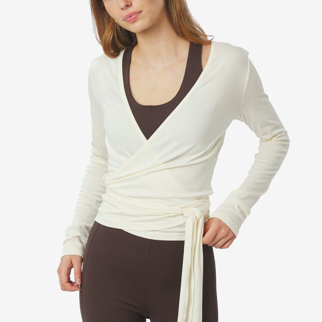 Ivoryfärgad jerseyblus med omlott-effekt och knytning i midjan – Nia Wrap Blouse
