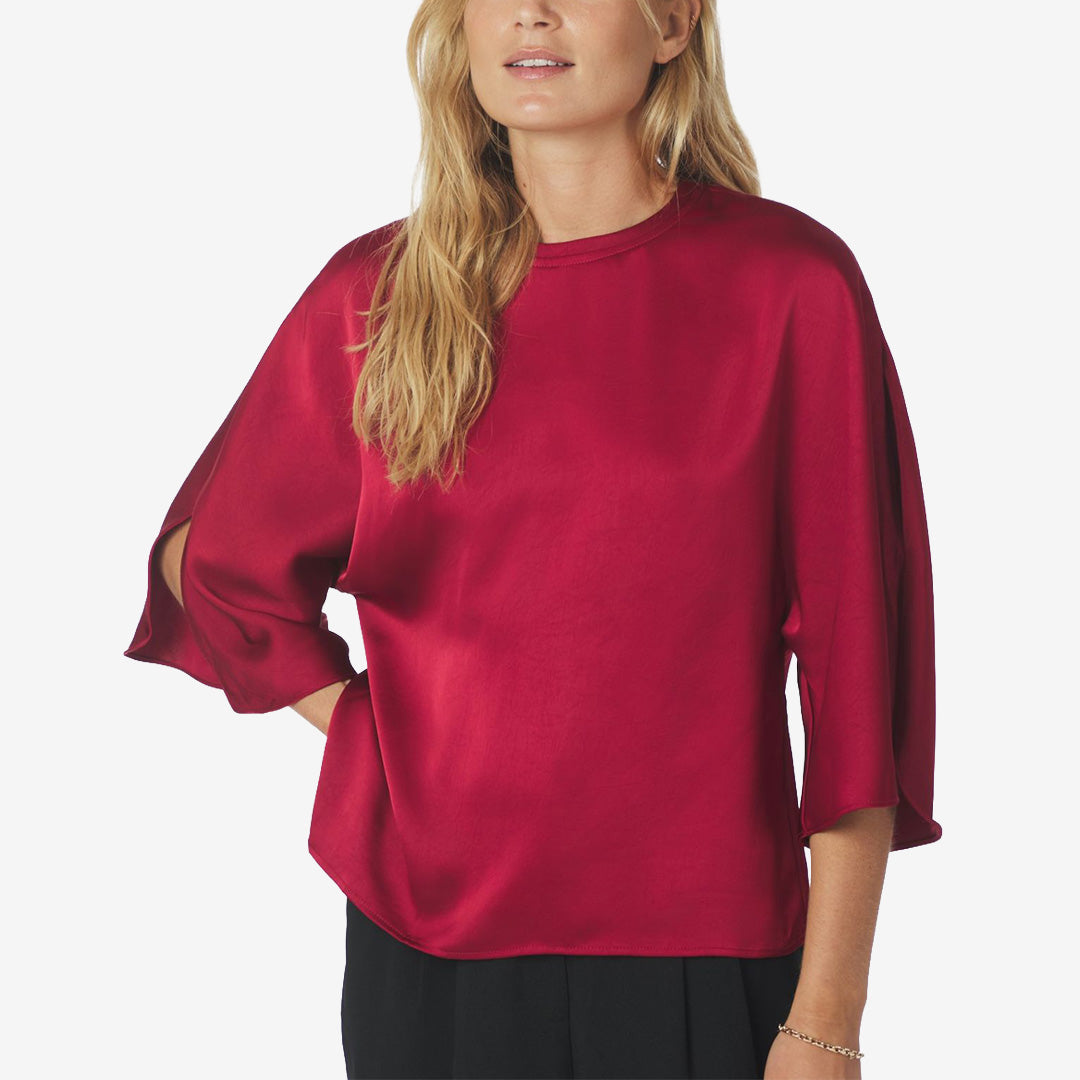 Mörkröd satinblus med lösa ärmar och slits, modell Liora Heavy Sateen Blouse