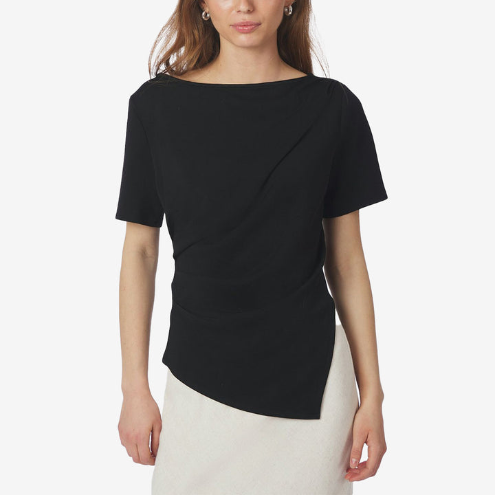 Rasmine Soft Blouse i svart, asymmetrisk T-shirt med drapering framtill i mjuk kvalitet.