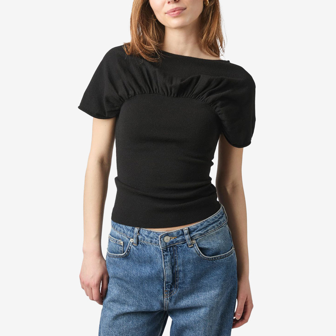 Anthea knit top black – svart stickad topp med kort ärm och rynkdetalj