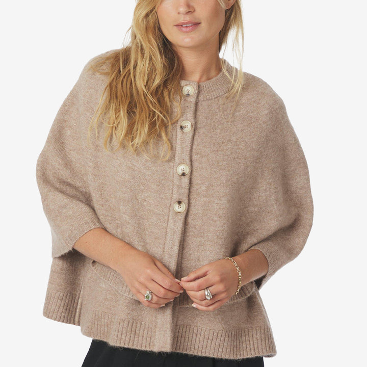 Beige stickad cape i dubbelstickat tyg med melerad finish
