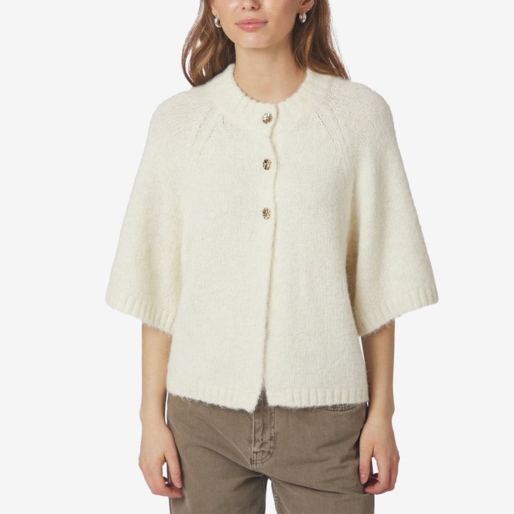 Benuta Fluffy Knit Cardigan i off white, boxig cardigan med knappar och vida ärmar i mjuk, fluffig kvalitet.