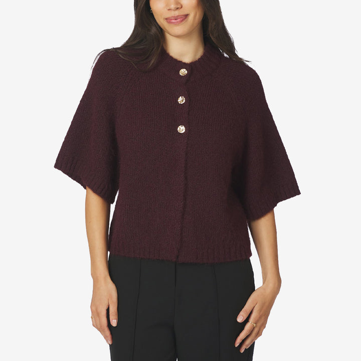 Neo Noir Benuta Fluffy Knit Cardigan för dam i Burgundy med boxig passform, vida ärmar och dekorativa knappar.