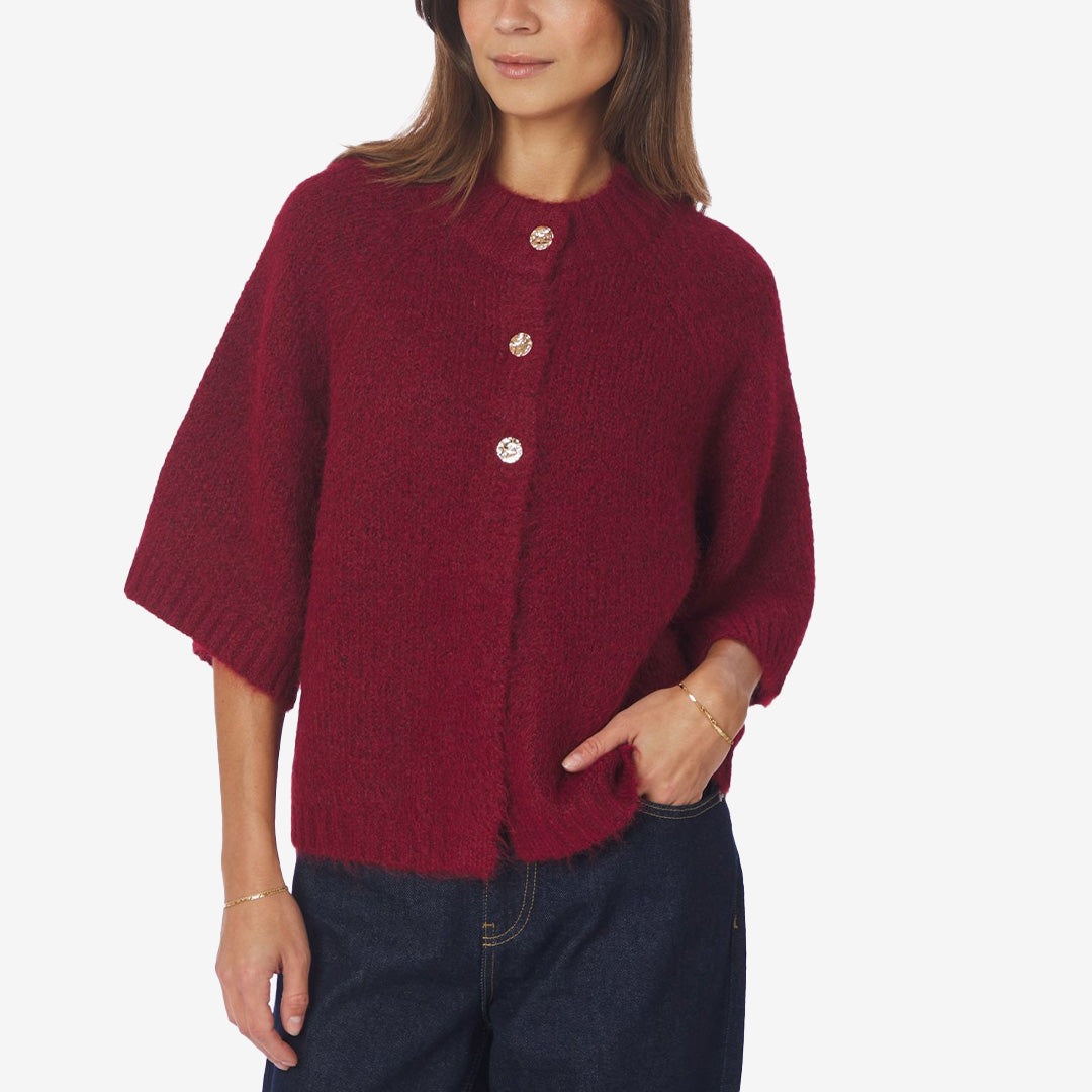 Boxig stickad cardigan i mörkrött med fluffig yta och vida ärmar – Benuta
