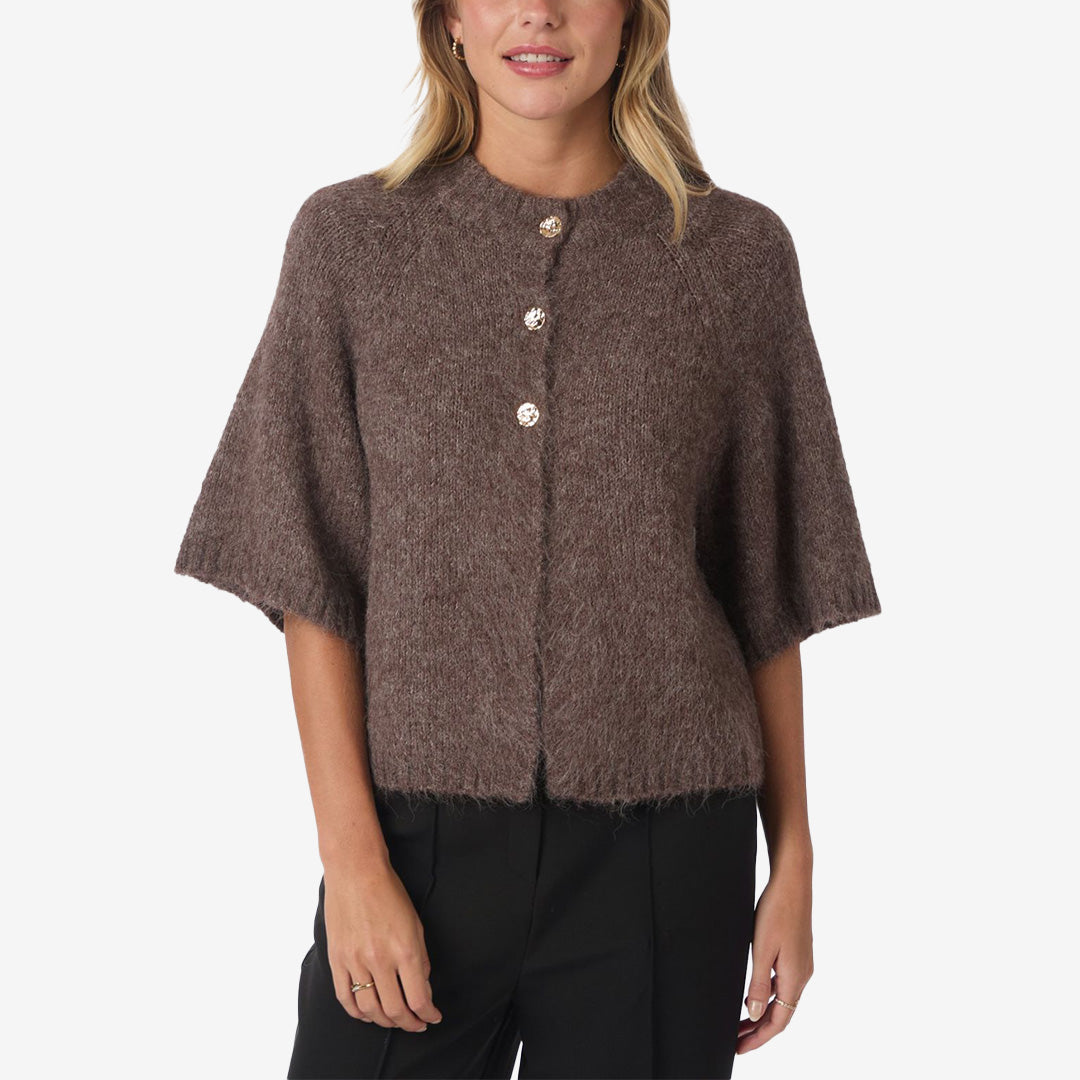 Benuta Fluffy Knit Cardigan i ljusbrun, boxig cardigan med knappar och vida ärmar i mjuk, fluffig kvalitet.