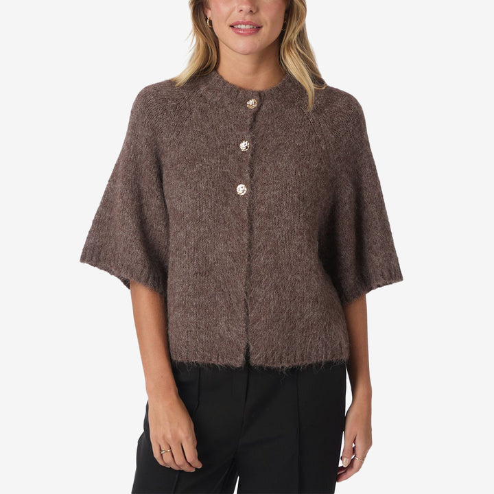 Benuta Fluffy Knit Cardigan i ljusbrun, boxig cardigan med knappar och vida ärmar i mjuk, fluffig kvalitet.