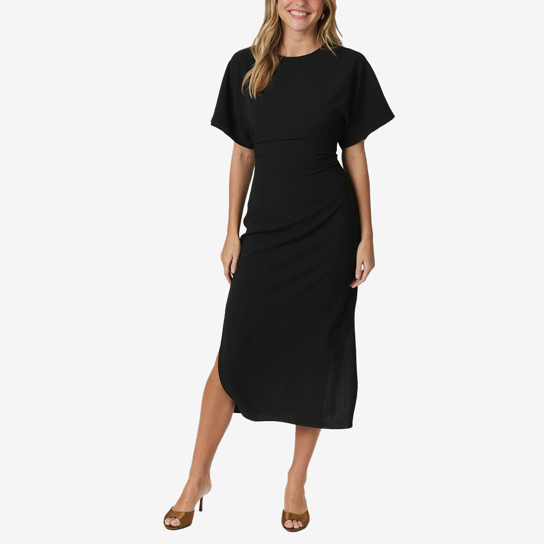 Svart draperad klänning med rynk i midjan för en figurnära och elegant siluett
