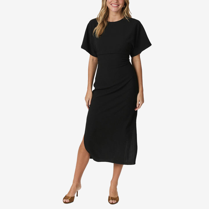 Svart draperad klänning med rynk i midjan för en figurnära och elegant siluett