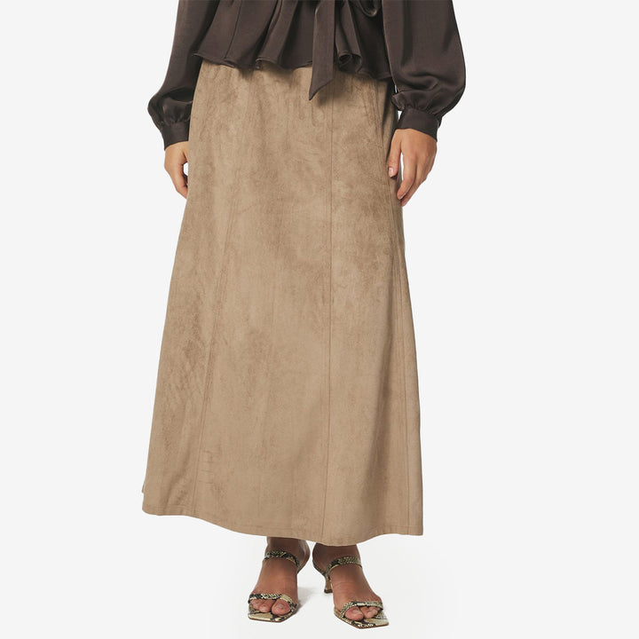 Neo Noir Raya Faux Suede Skirt sand lång mockakjol för dam med smickrande passform
