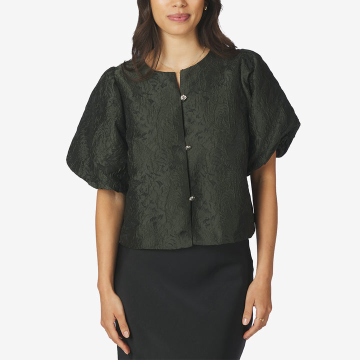 Neo Noir Aisa Brocade Blouse blus för dam i Dark Green med puffärmar, strukturerad kvalitet och knappstängning framtill.