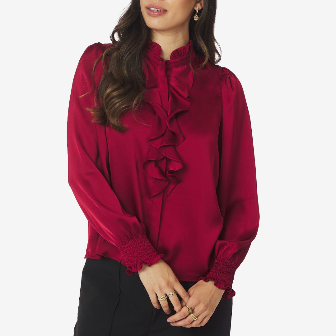 Zamola blouse dark red – mörkröd blus med volangdetaljer och mjuk glansig yta
