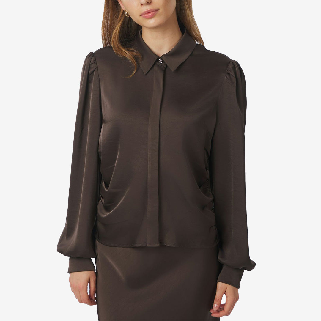 Fransala sateen shirt dark brown – mörkbrun blus i satin med smock och puffärm