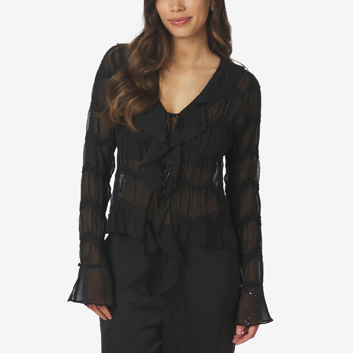 Svart blus med v-ringning, volanger och knytning i bubbligt crepe chiffon-tyg