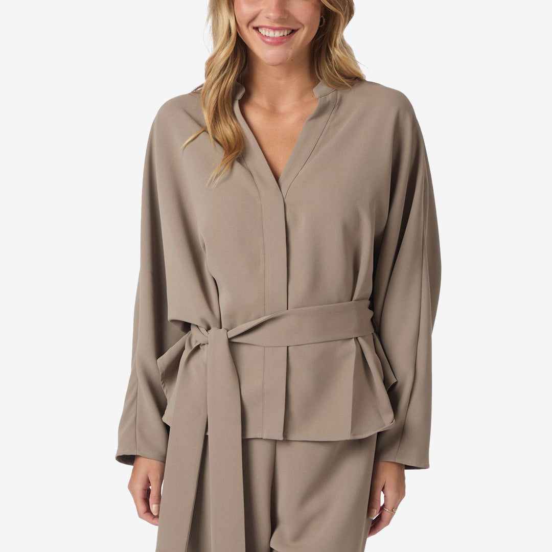 Ellery oversize crepeblus i taupe med bälte i midjan