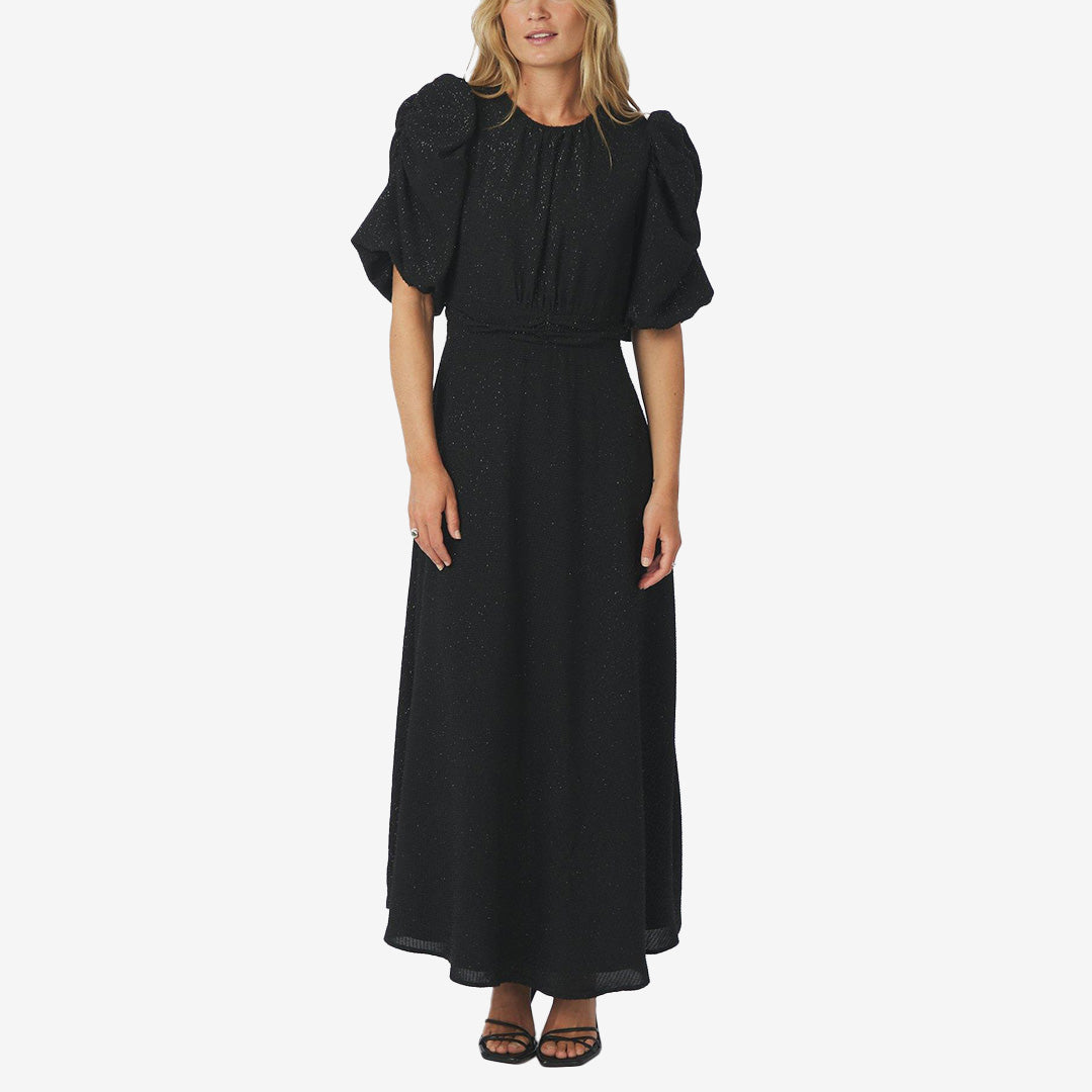 Svart lång klänning med glimmer, 3/4-ärmar och smock i ryggen – Kikka Glitz Dress
