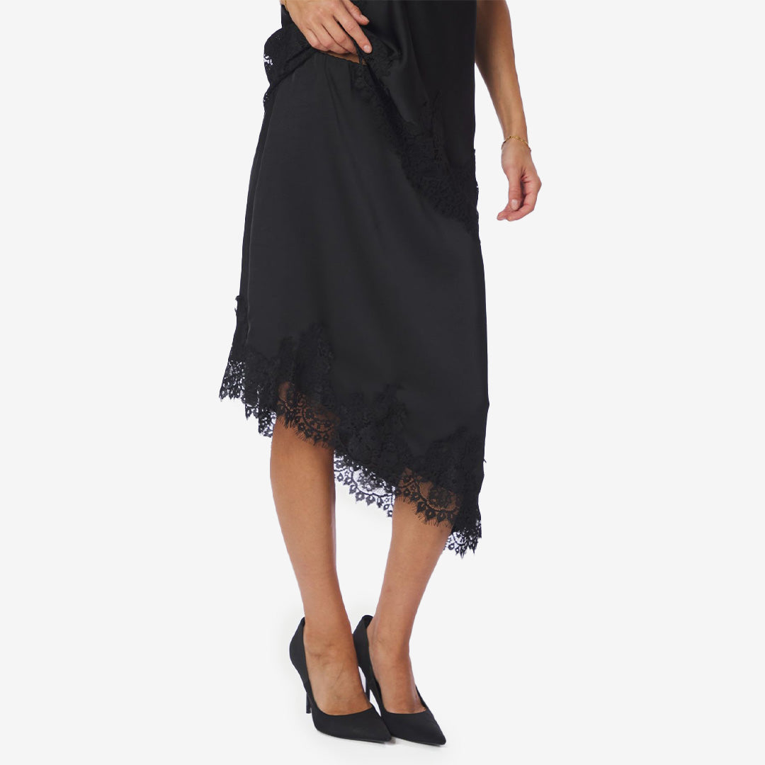 Svart satin kjol med spets och asymmetrisk form – Fiora Lace Skirt