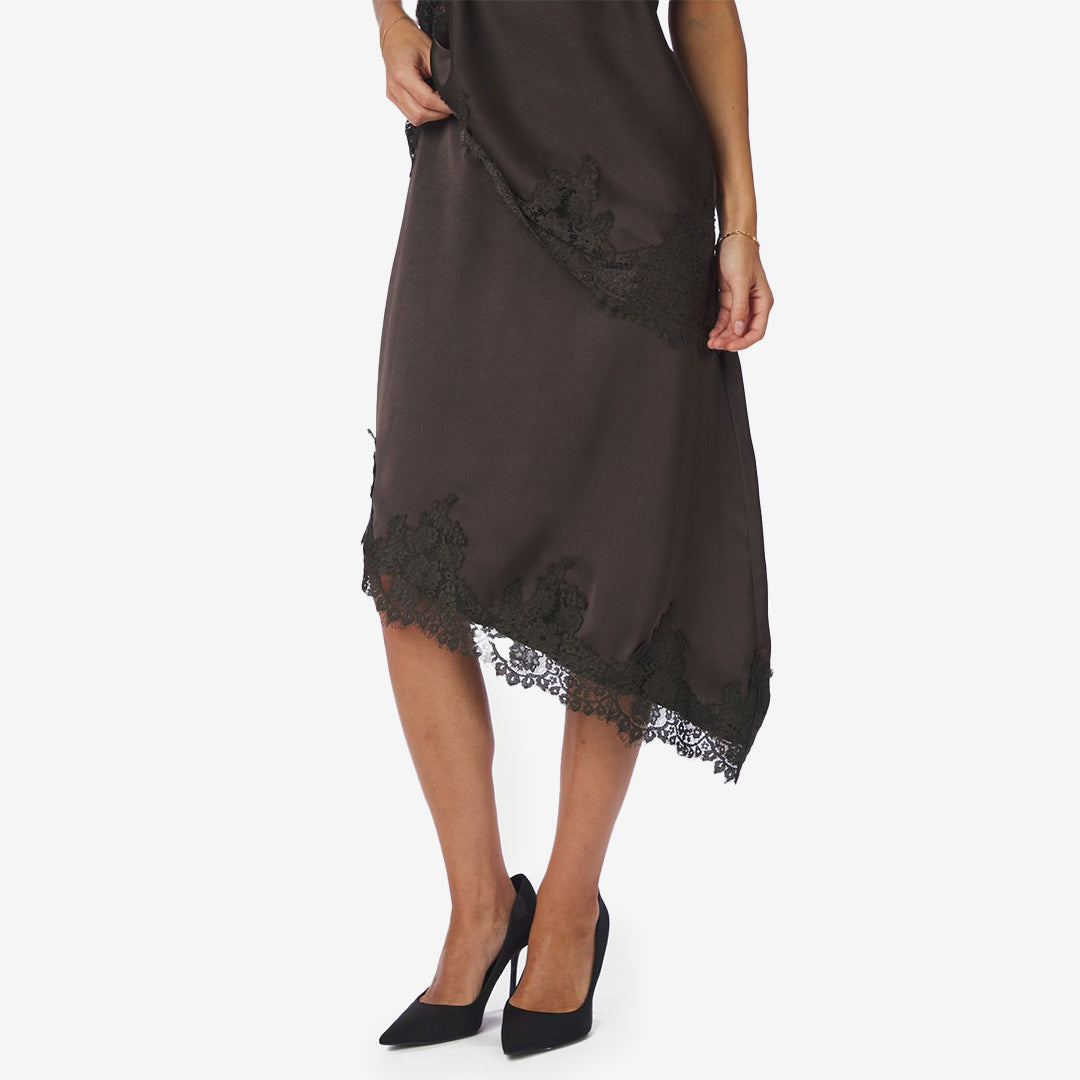 Brun satin kjol med asymmetrisk spetsdetalj – Fiora Lace Skirt