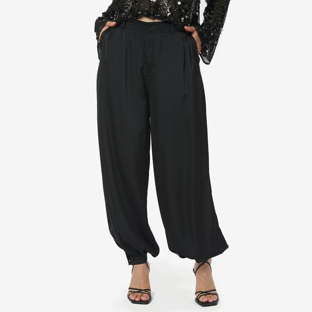 Fayla Drapy Satin Balloon Pants i svart, byxor med ballongeffekt i mjuk satin.