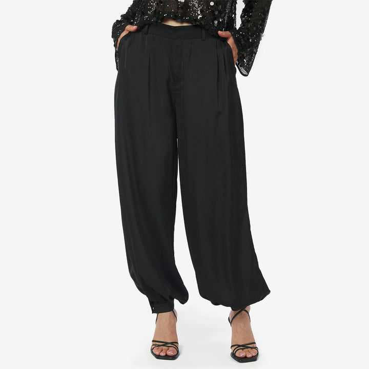 Fayla Drapy Satin Balloon Pants i svart, byxor med ballongeffekt i mjuk satin.