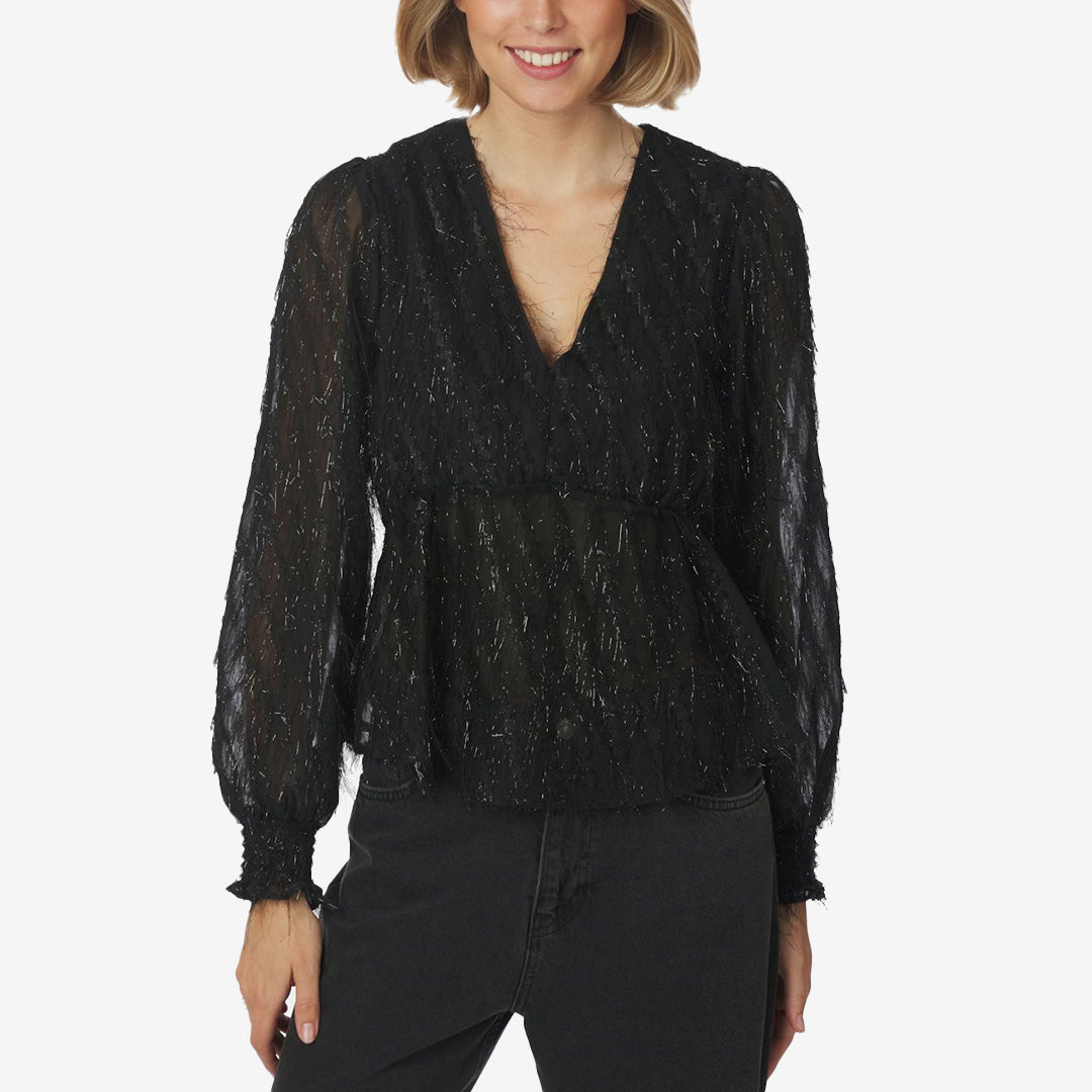 Fiana frilly blouse black – svart blus med volangstruktur och långa ärmar