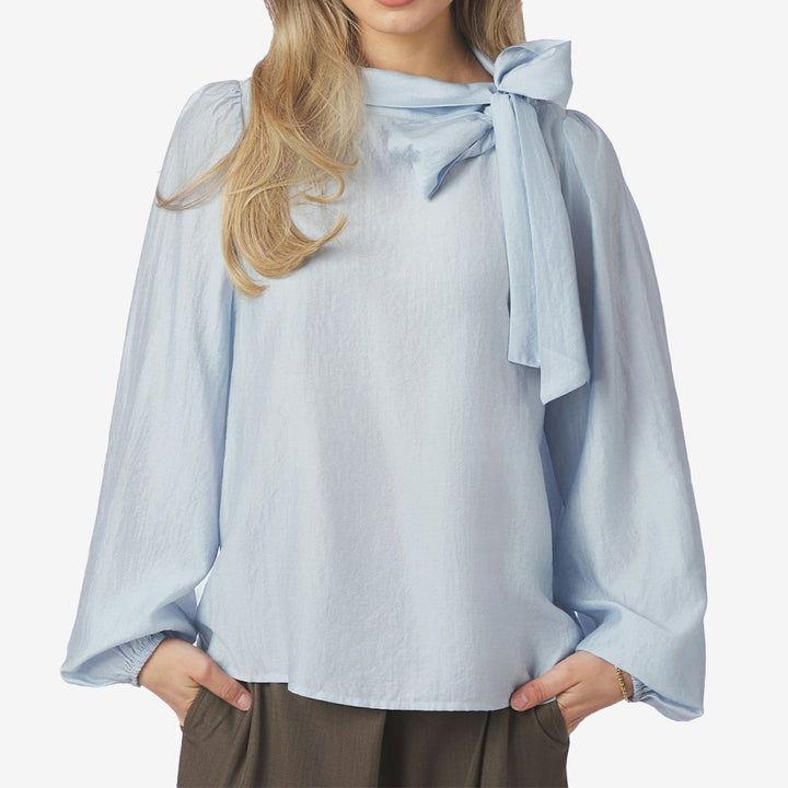 Neo Noir Selene Crisp Blouse light blue feminin blus för dam med knytband