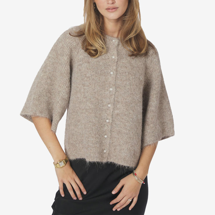 Amaya Fluffy Knit Cardigan i beige melange, boxig cardigan med knappar och vid ärm i mjuk, fluffig kvalitet.