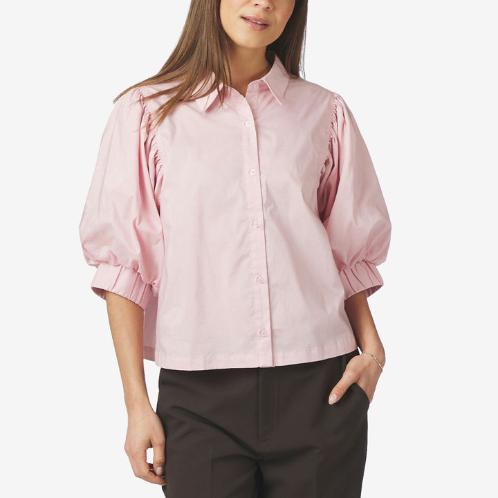Neo Noir Etta Poplin Shirt i rose med korta ballongärmar, krage och boxig passform för dam