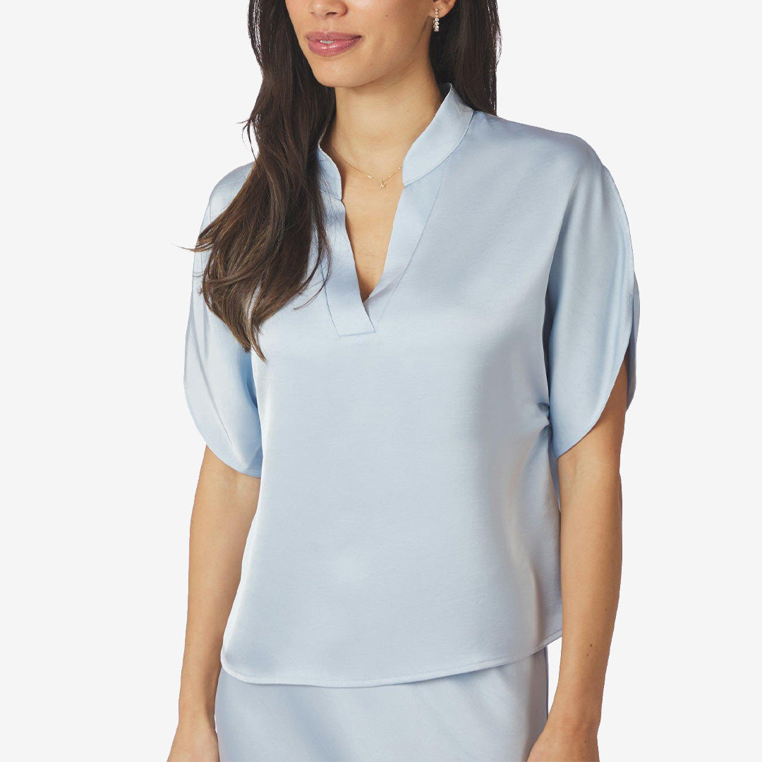 Ljusblå satinblus med v-ringning och flagermusärmar, Anelle Heavy Sateen Blouse