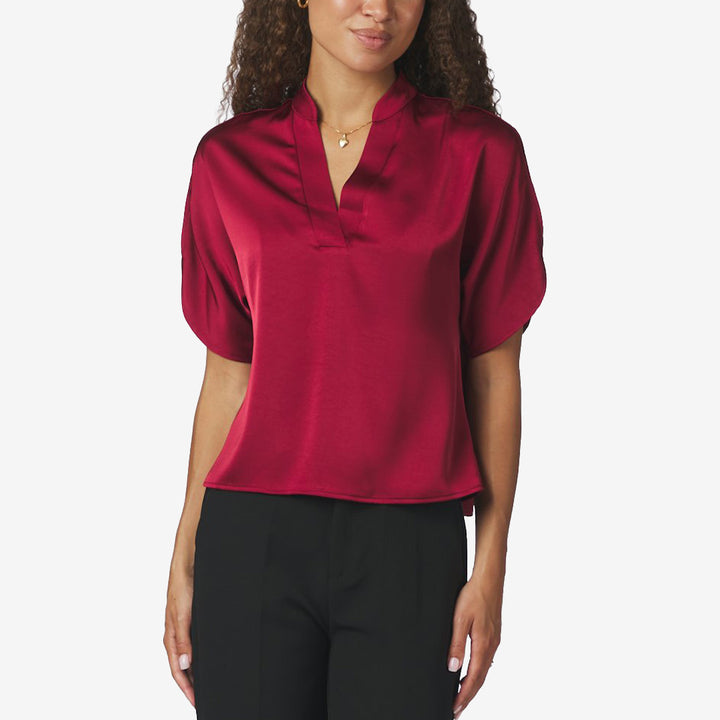 Neo Noir Anelle Heavy Sateen Blouse i Dark red, mörkröd satinblus med vida fjärilsärmar, V-ringning och kragstånd.